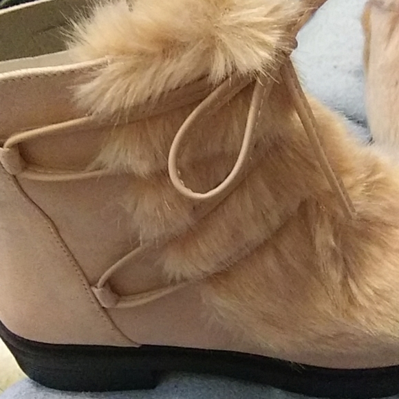 Pink suede and faux fur ankle high boots - Picture 2 of 6